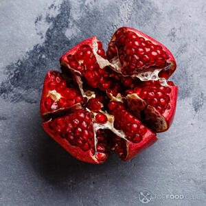 Очищаем гранат.