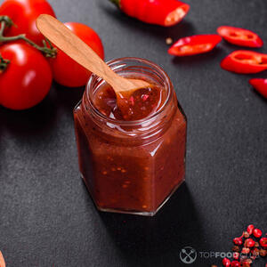 Добавляем томатную пасту.