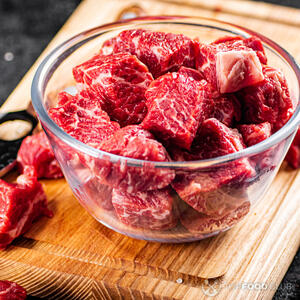 Режем говядину кусочками, кладём в стеклянную ёмкость.