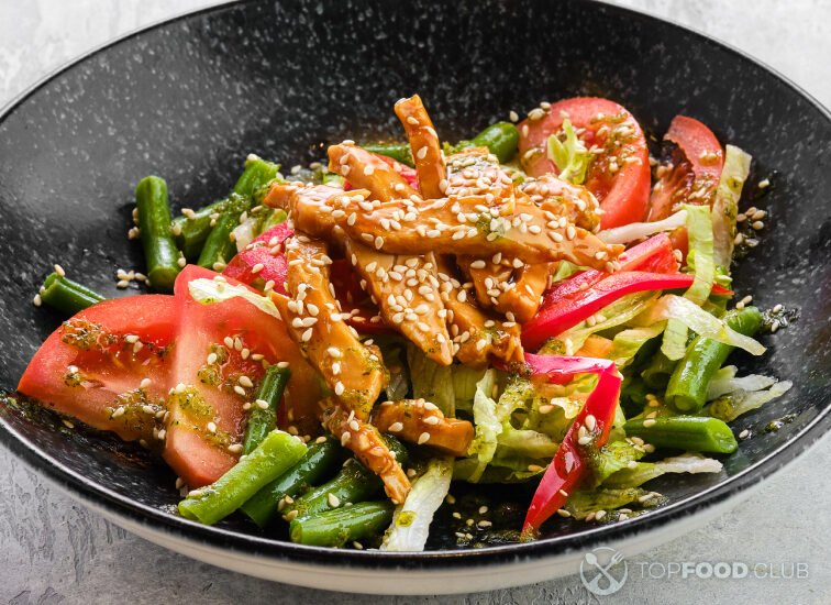 2022-03-15-l36w02-salad-with-chicken-and-teriyaki-sauce-2022-03-07-16-19-44-utc-2