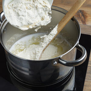 Мука добавляется в растопленное масло