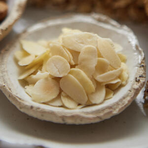 Миндальные лепестки