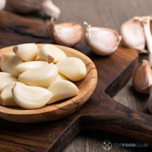 Чистим чеснок