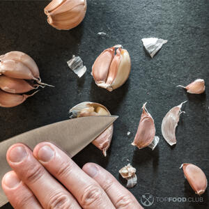 Давим чеснок 