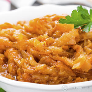 Капуста с черносливом готова!