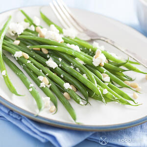 Стручковая фасоль с орешками и сыром