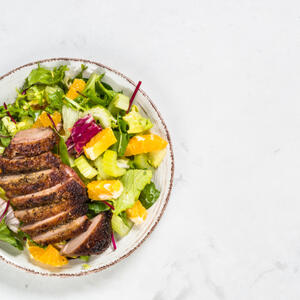 Выкладываем все на тарелку