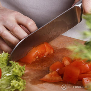 резать томаты