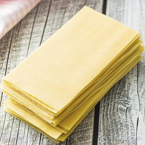 Сырые листы лазаньи