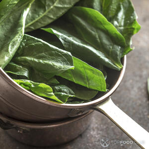 Шпинат в кастрюле