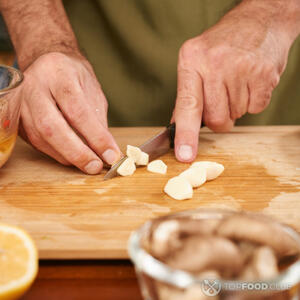 Режем чеснок