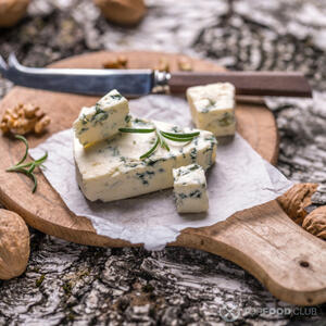 Режем сыр горгонзола