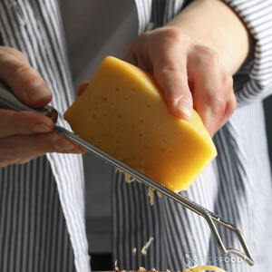 натрите сыр