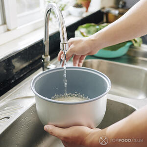 Промойте рис