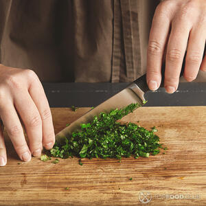 Петрушку нарезаем.