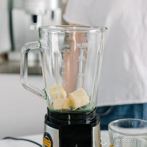 Смешиваем в блендере продукты.