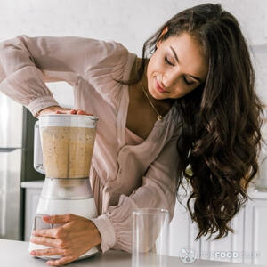 Смешиваем продукты в блендере.