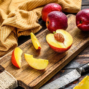 Режем персик.