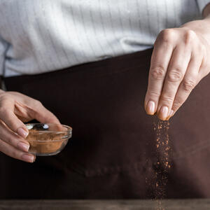 Посыпает корицей