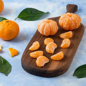 Чистим мандарин.