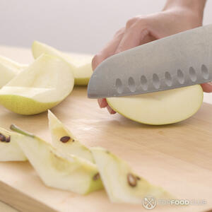 Нарежьте яблоки