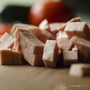 нарезаем колбасу