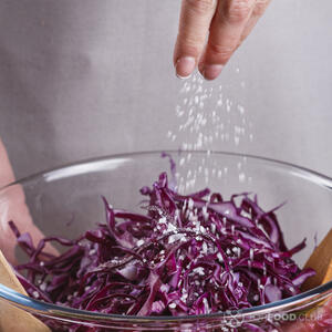 солим капусту