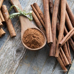 Добавляем корицу и смешиваем повторно.