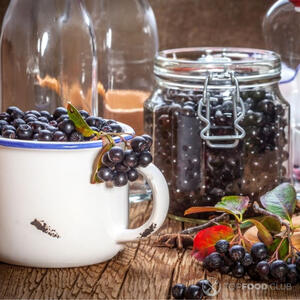 Очищаем от веточек  аронию.