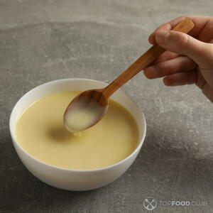 Добавляем сгущенное молоко.