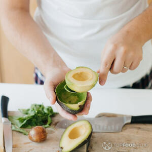 Очищаем плод от кожуры.