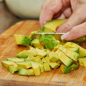 Режем авокадо.