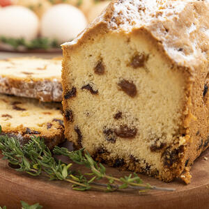 Булка с изюмом готова!