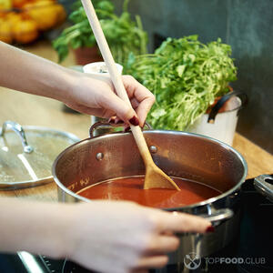 Перемешивает суп