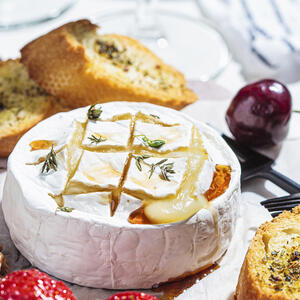 Камамбер в духовке готов!