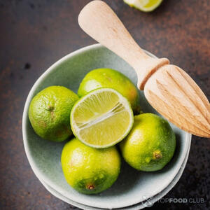 Выжимаем сок из лайма.