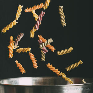 Макароны кидаются в кастрюлю