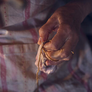 Завяжите кишку ниткой