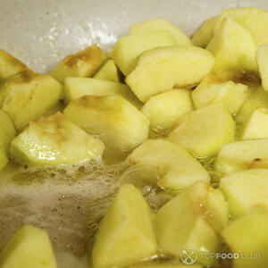 Поджарьте яблоко