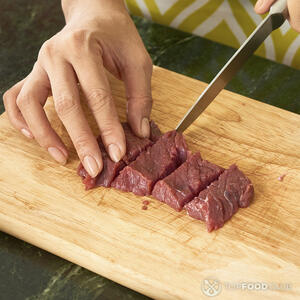 резать мясо