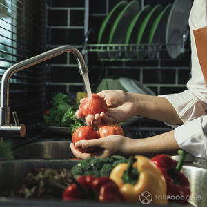 мыть томаты