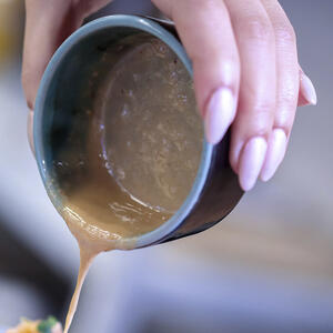 Вылейте маринад