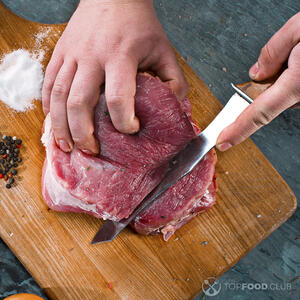 резать мясо