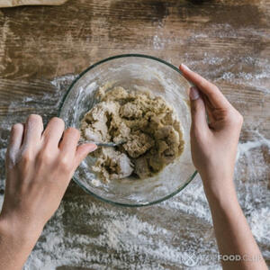 Замешиваем тесто.