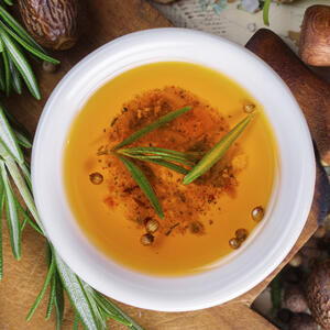 Смешайте масло со специями