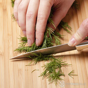 резать укроп