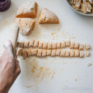 Режем тесто.