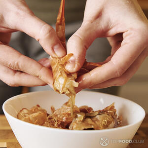 чистить креветки