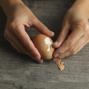 Чистить яйцо