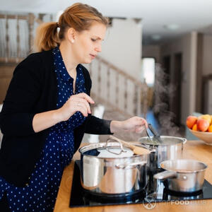 Помешиваем вареники.